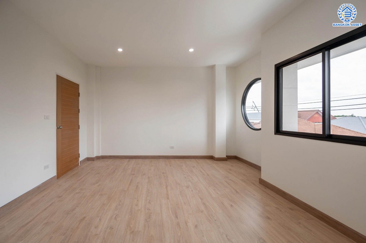 บ้านมือสองตกแต่งใหม่ โครงการ มณธานี บางแค บ้านเดี่ยว 3 ชั้น ดีไซน์หรูหรา เนื้อที่กว้าง 56.40 ตร.ว. พื้นที่ใช้สอย 240 ตร.ม. ฟังก์ชัน 5 ห้องนอน 4 ห้องน้ำ 2 ที่จอดรถ ฟังก์ชันครบตอบทุกไลฟ์สไตล์ บนทำเลศักยภาพ เชื่อมต่อถนนกาญจนาภิเษก ใกล้เดอะมอลล์บางแค ใกล้รถไฟฟ้าสายสีน้ำเงิน "สถานีหลักสอง" และจุดขึ้นทางด่วน "กาญจนาภิเษก"